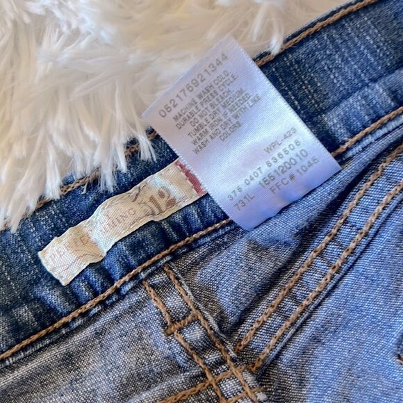 Levi’s 512 Perfectly Slimming Mid Rise Bermuda/Jort Cut Offs 12 - Picture 6 of 12